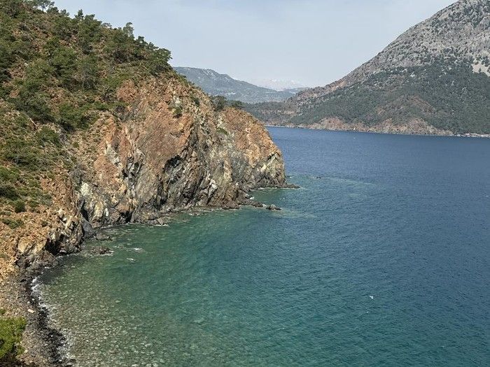 Doğal güzelliğini koruyan Balıkçı Koyu, kalabalıktan uzak tatil arayanlara huzurlu