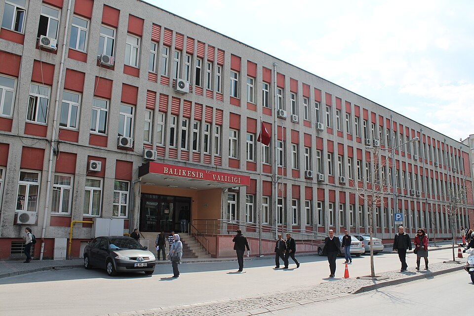 Balıkesir Valisi İsmail Ustaoğlu, vatandaşları sahipsiz sokak hayvanlarıyla ilgili ihbar