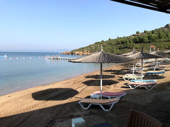 Altınoluk’un huzur dolu noktası Kızılkeçili Plajı, berrak denizi ve doğal