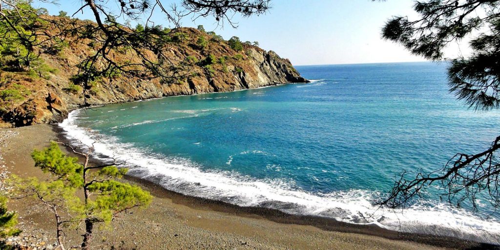 Marmaris’in Çamlı Mahallesi sınırlarında yer alan Boncuk Koyu, adını sahilindeki