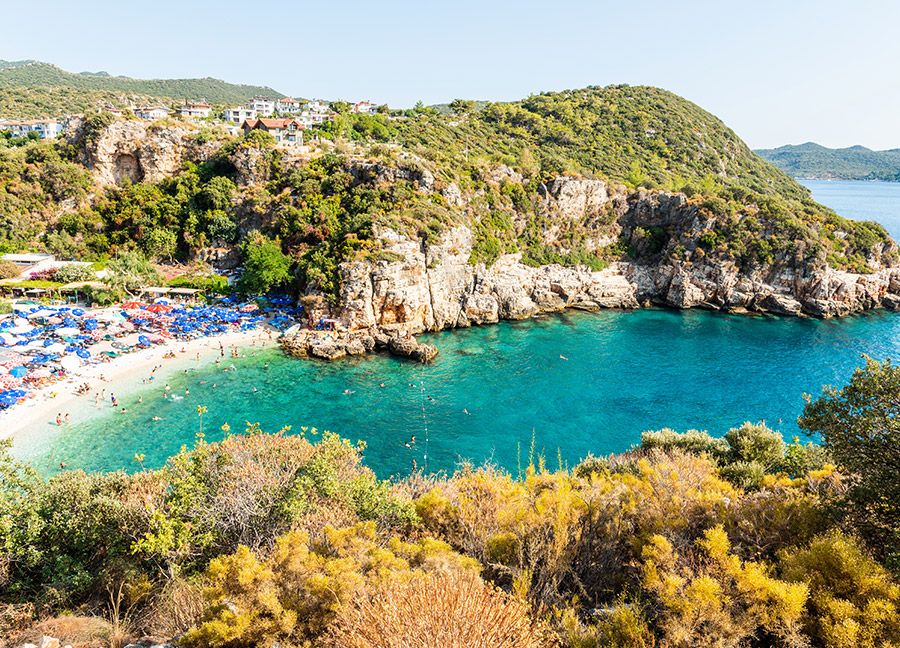 Antalya’nın Kaş ilçesinde yer alan Büyükçakıl Plajı, berrak denizi, doğal