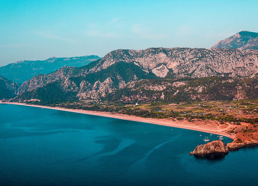 Turkuaz denizi, geniş kumsalı ve caretta carettaların yuvalama alanı olmasıyla