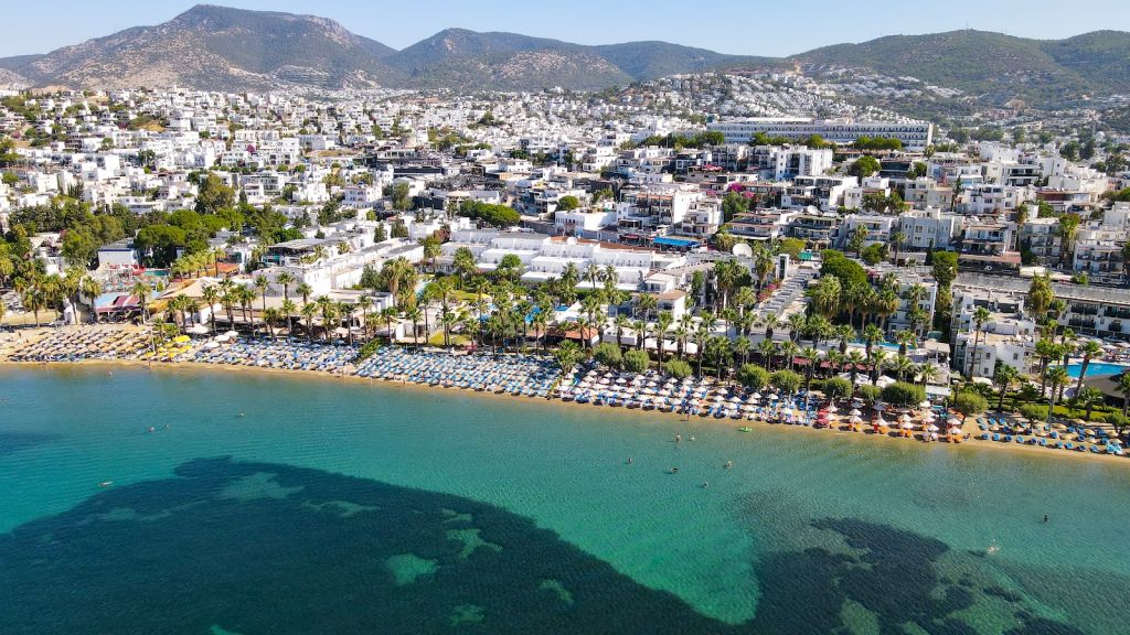Bodrum’un gözde destinasyonlarından Gümbet Plajı, altın sarısı kumsalı ve berrak