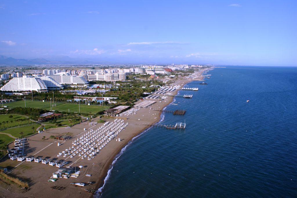 Altın sarısı ince kumları ve berrak deniziyle ünlü Lara Plajı,