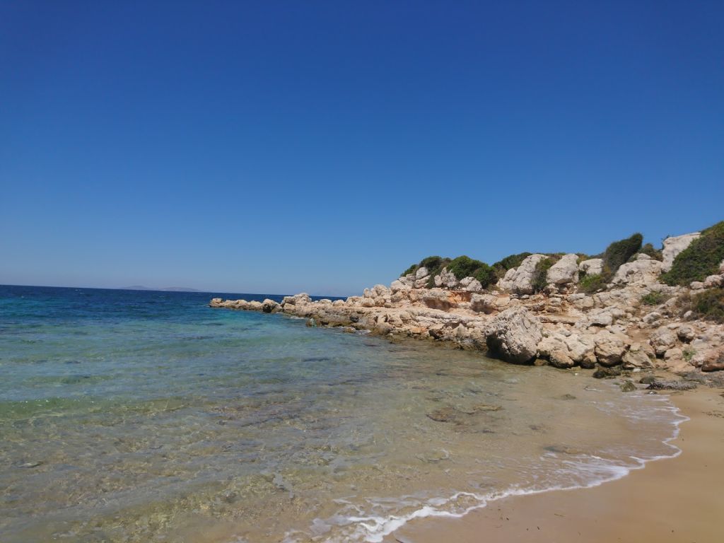 Ege’nin huzur dolu köşelerinden biri olan Mor Plaj, berrak denizi