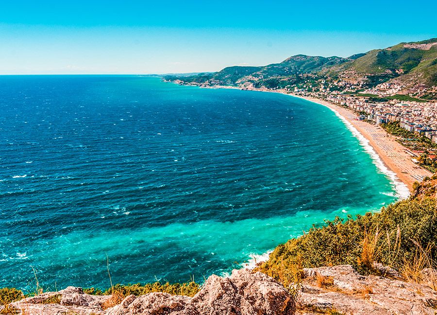 Antalya’nın incisi Damlataş Plajı, altın rengi kumsalları ve berrak deniziyle