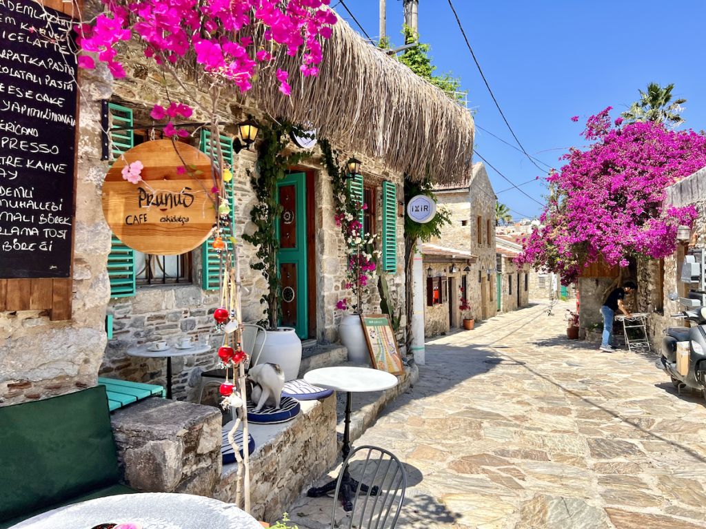 Muğla’nın Datça ilçesinde yer alan Eski Datça, begonvillerle süslü taş