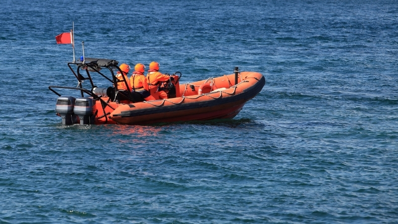 Ayvalık açıklarında düzensiz göçmenleri taşıyan botun Sahil Güvenlik botuna çarpması