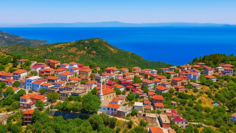 Ege’nin huzur dolu köylerinden Sazlı, berrak denizi, tarihi zenginliklere olan