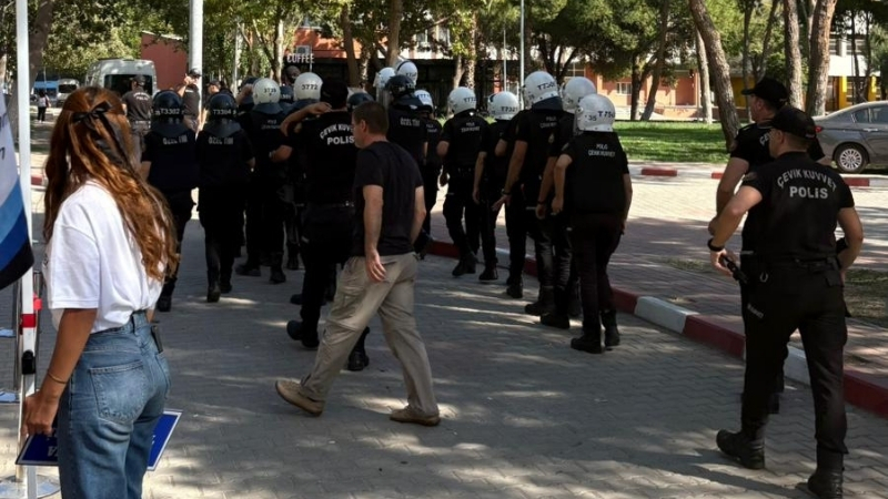 Ege Üniversitesi kampüsünde bugün çok sayıda öğrenci, henüz sebebi açıklanmayan