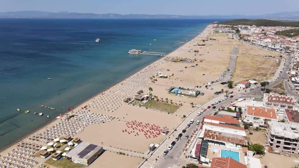 Balıkesir’in Ayvalık ilçesinde yer alan Sarımsaklı Plajı, altın sarısı kumsalı
