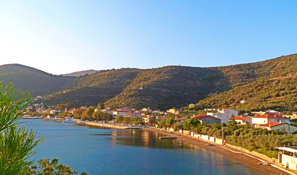 Marmara Adası’nın güney kıyısında yer alan Topağaç Köyü, berrak denizi,