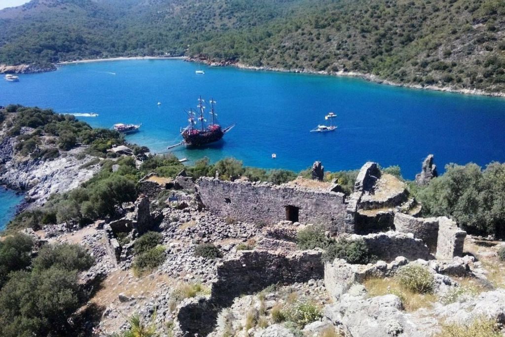 Turkuaz denizi, tarih kokan adası ve sessiz atmosferiyle Gemiler Koyu,