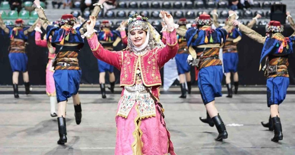 Gönen’de Kültür Rüzgârı Başlıyor HALK OYUNLARI GOSTERISI SANATSEVERLERLE BULUSUYOR 1748506966 - Marmara Bölge Gazetesi