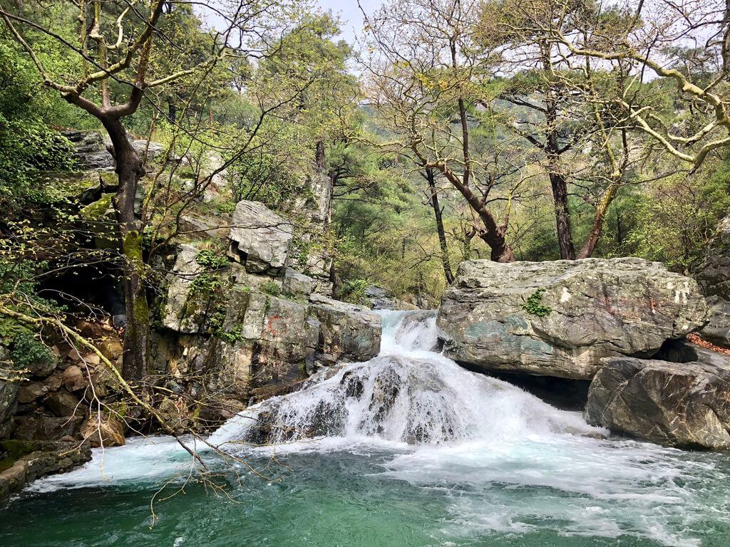 Balıkesir’in Edremit ilçesinde, Kazdağları eteklerinde gizlenen Hasanboğuldu ve Sütüven Şelalesi;