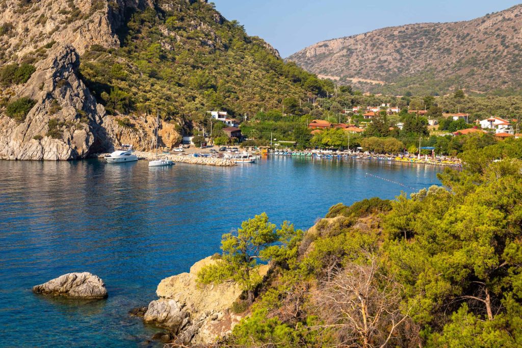 Muğla’nın popüler tatil beldesi Datça’da bulunan Hayıtbükü Koyu, tatilcileri berrak