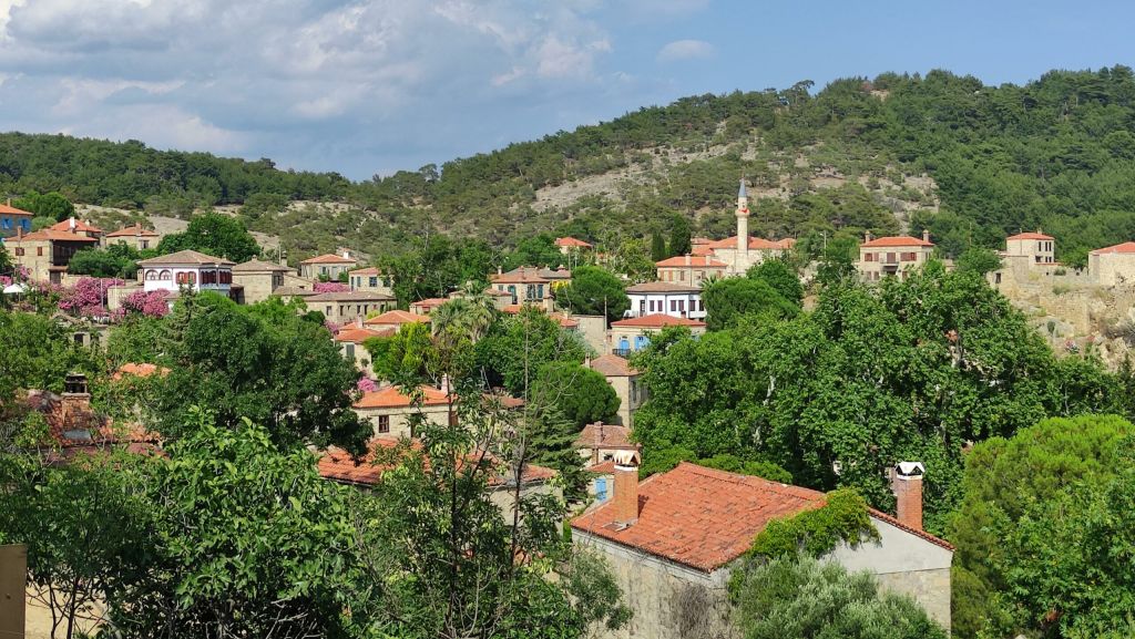 Kazdağları’nın eteklerinde taş evleri, dar sokakları ve tarihi dokusuyla masalsı
