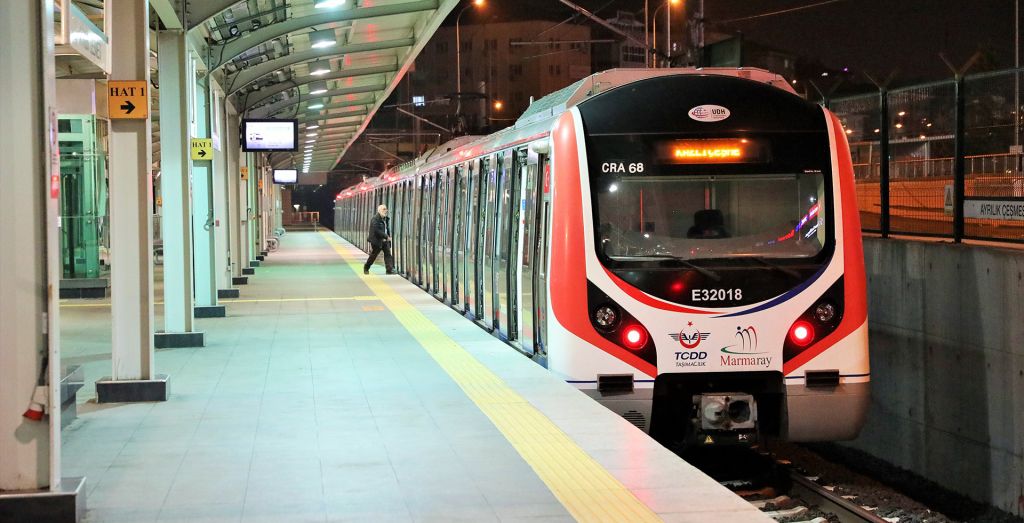 Marmaray’ın Yenikapı istasyonunda yaşanan intihar olayı, ulaşımda aksamaya yol açtı.