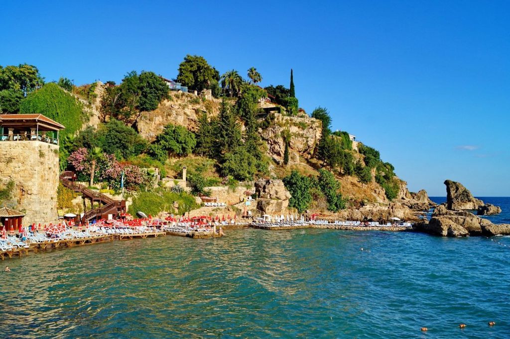 Antalya’nın tarihi Kaleiçi bölgesinde, yat limanının iki yanını süsleyen yüksek