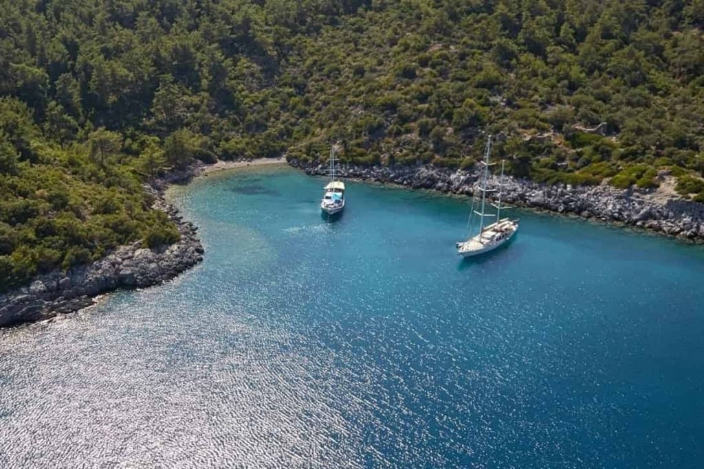 Bodrum’un en gözde koylarından olan Kissebükü, doğası ve sakinliğiyle ziyaretçilerini