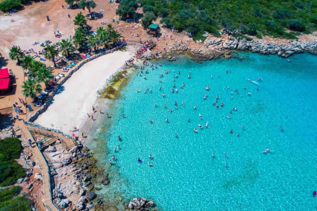 Antalya’nın incisi Kleopatra Plajı, altın sarısı kumları ve masmavi deniziyle