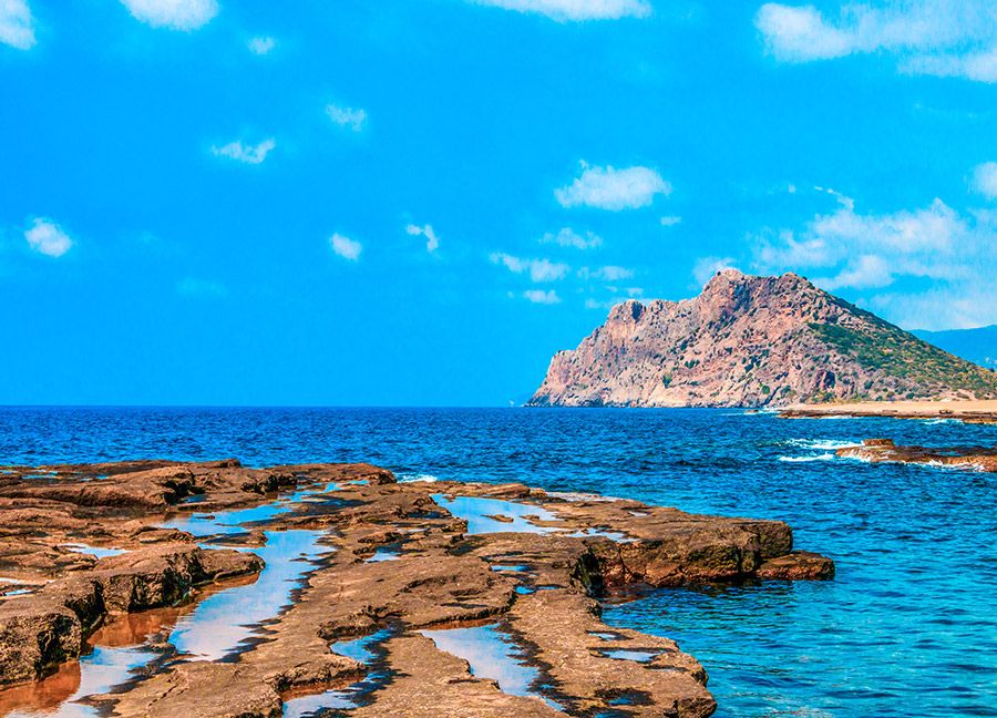 Doğal havuzları, caretta carettaları ve huzurlu atmosferiyle Koru Plajı, Antalya’nın