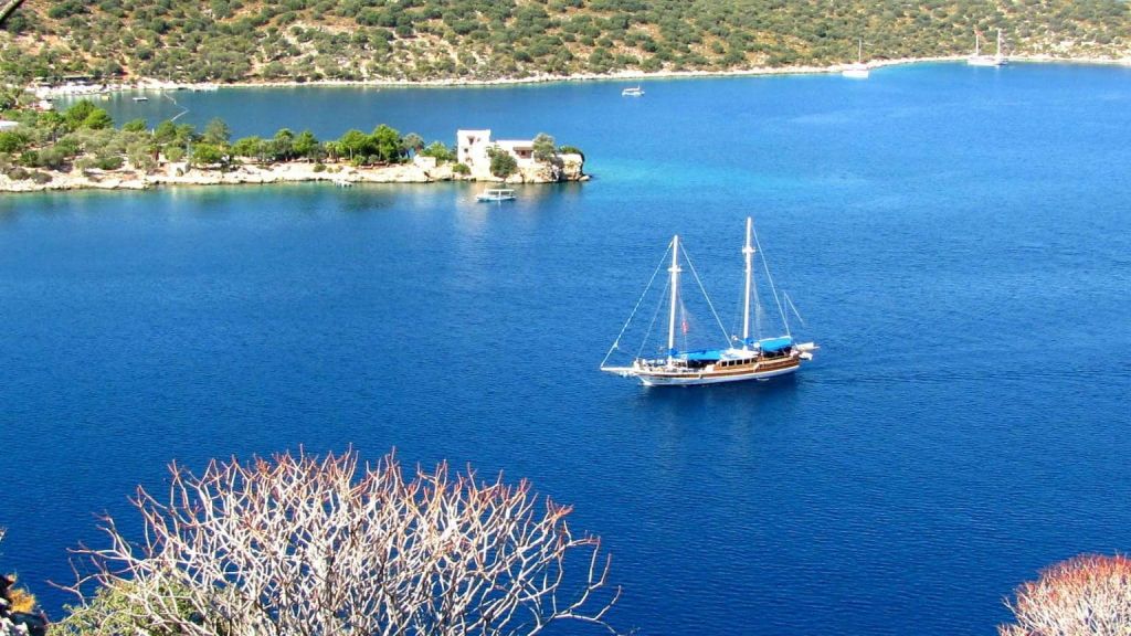 Antalya’nın Kaş ilçesinde yer alan Limanağzı Plajı, yalnızca teknelerle ulaşılabilen