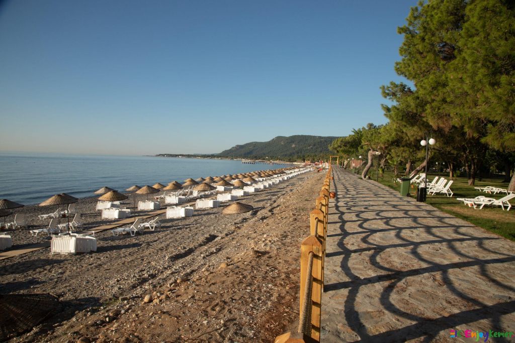 Antalya’nın Kemer ilçesinde yer alan Beldibi Plajı, sakin atmosferi ve
