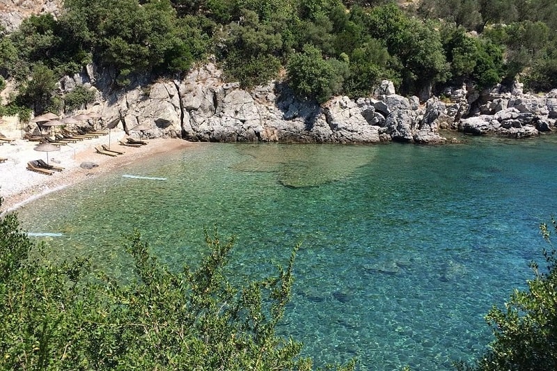 Cam gibi denizi, antik kalıntıları ve ormanla çevrili atmosferiyle Amos