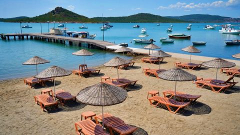 Ayvalık’ın doğal güzellikleri arasında öne çıkan Ortunç Koyu, berrak denizi