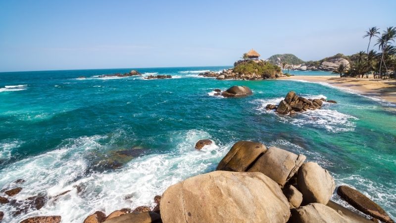 Alanya'da bulunan Fuğla Plajı, sakin atmosferi ve doğal güzellikleriyle tatilcileri