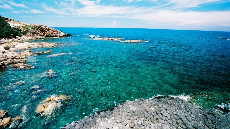 Kuzey Ege’nin incisi Altınoluk’ta bulunan Yağcılar Plajı, berrak denizi ve