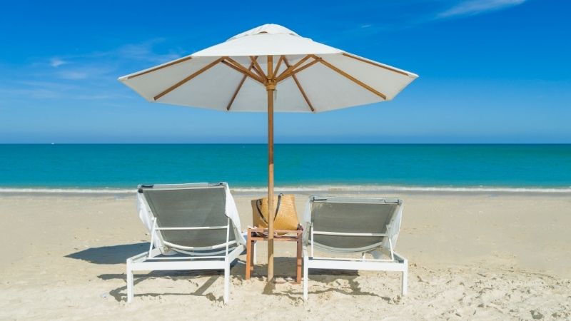 İzmir’e bağlı Urla’da bulunan Çeşmealtı plajı sakinliği ve doğallığıyla tatilcilerin