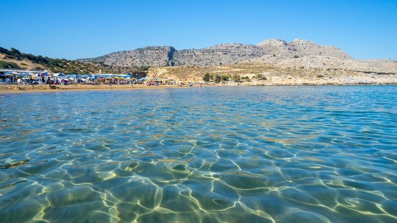 İzmir’in Seferihisar ilçesinde bulunan Ömür Beldesi Plajı, sıcacık suyuyla tatilcileri