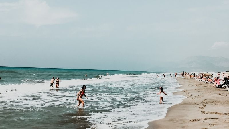 Antalya’nın Alanya ilçesinde bulunan Mahmutlar Halk Plajı,  turkuaz mavisi denizi