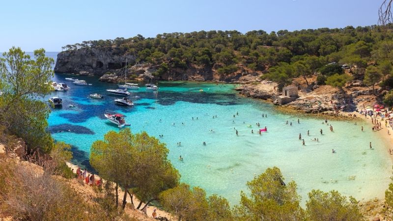 Balıkesir’in Ayvalık ilçesinde yer alan Şirinkent Plajı, sıcacık deniziyle tatilcileri