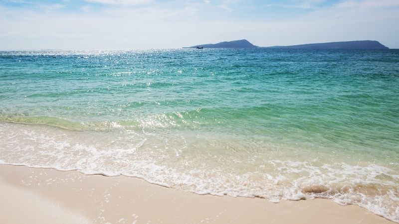 Ege’nin sıcak ve berrak suları tatilcileri kendine çekmeye devam ediyor.