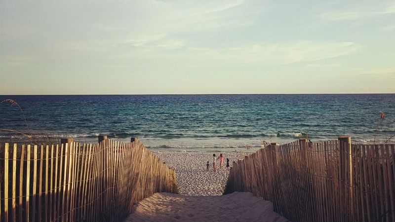 Mavi Bayraklı Damlataş Plajı, Alanya merkezine yakın konumu, sığdan derine