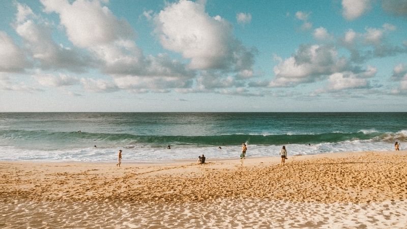 İzmir’in Karaburun ilçesine bağlı Mordoğan’da bulunan Ardıç Plajı, altın kumlardan