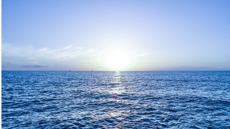 Antalya’nın tatil beldelerinden Alanya’da bulunan Emirgan Ulaş Plajı, hem denize