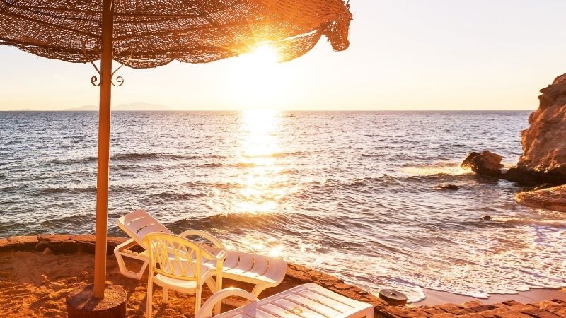 Foça’nın eşsiz doğası içinde konumlanan Vertigo Plajı, Değirmenburnu Plajı’nın hemen