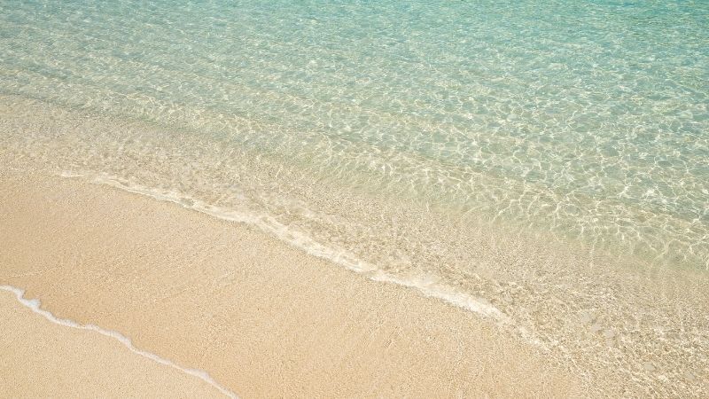 İzmir’in Karaburun ilçesinde yer alan Dolungaz Koyu, kalabalık sahillerden uzaklaşıp