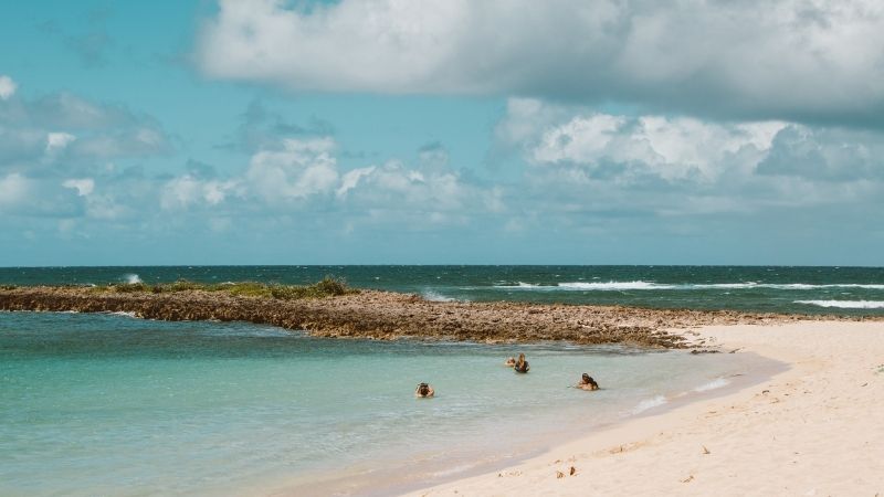 Kuzey Ege’nin incisi Altınoluk’ta yer alan Yağcılar Plajı, berrak denizi,