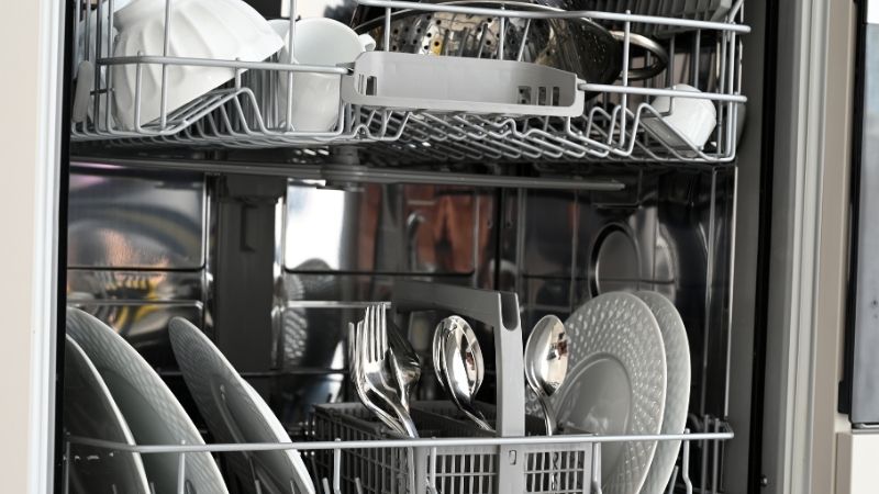 Yemek sonrası bulaşıkları makineden çıkardığınızda tabak ve bardakların üzerinde oluşan