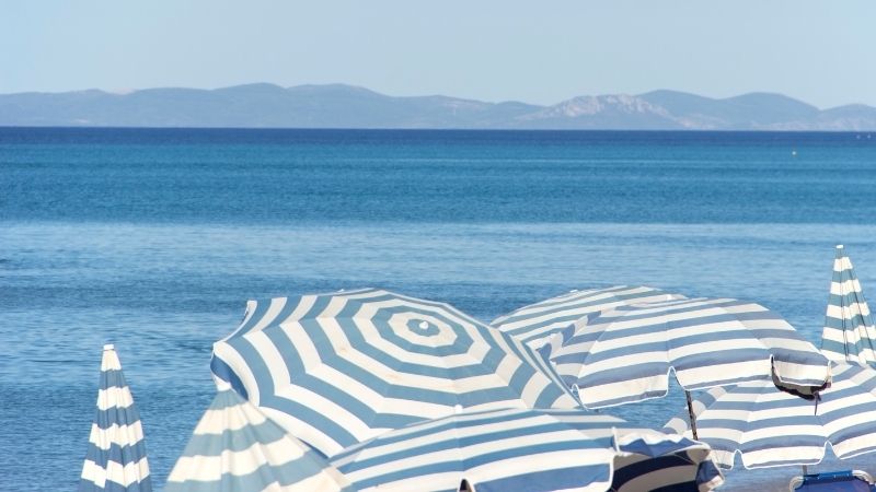 Antalya’nın Kemer ilçesinde yer alan Kargıcak Plajı, doğal yapısını korumayı