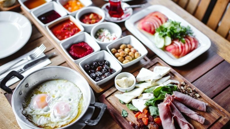 Balıkesir Büyükşehir Belediyesi’ne ait olan Onnhan Gurme, sunduğu serpme kahvaltı