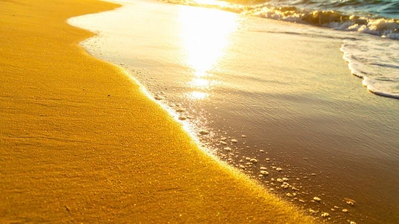 Akdeniz’in en özel noktalarından biri olan Damlataş Plajı, tertemiz denizi,