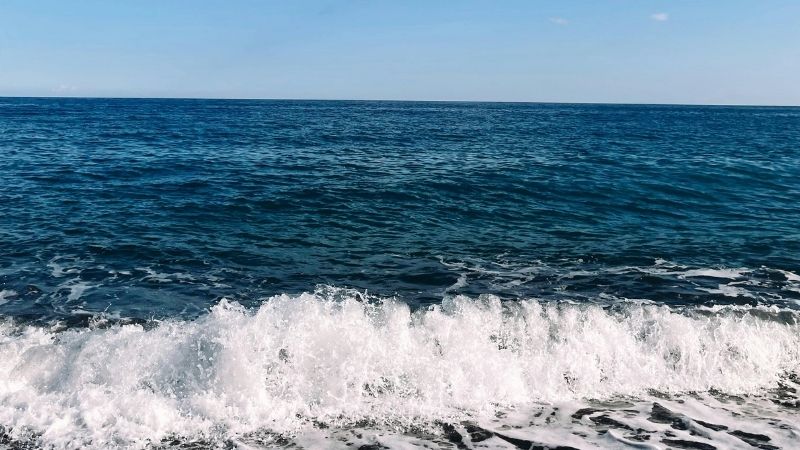 İzmir’in Foça ilçesinde, Eski Foça ile Yeni Foça arasında yer