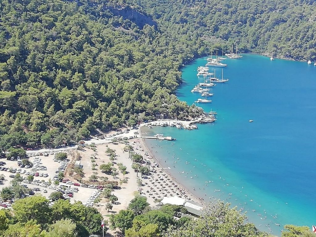 Turkuaz denizi, çam ormanlarıyla çevrili doğası ve huzur veren atmosferiyle