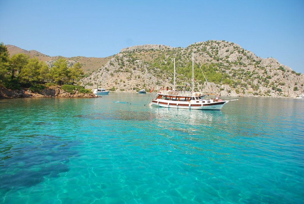 Selimiye Sahili, berrak denizi, huzurlu atmosferi ve sahil boyunca sıralanan